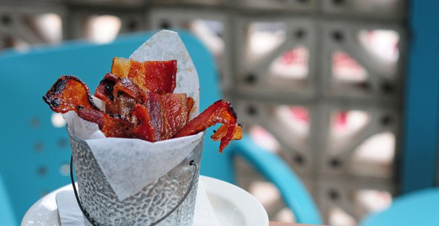 The “bucket of love” candied-bacon appetizer is addictive. Photo by Elliott Muñoz