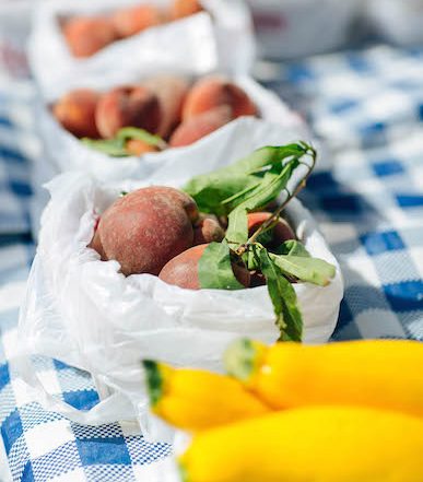 Peaches and squash at the Oak Cliff Lion’s Club Farmers Market. (Photo by Kathy Tran)